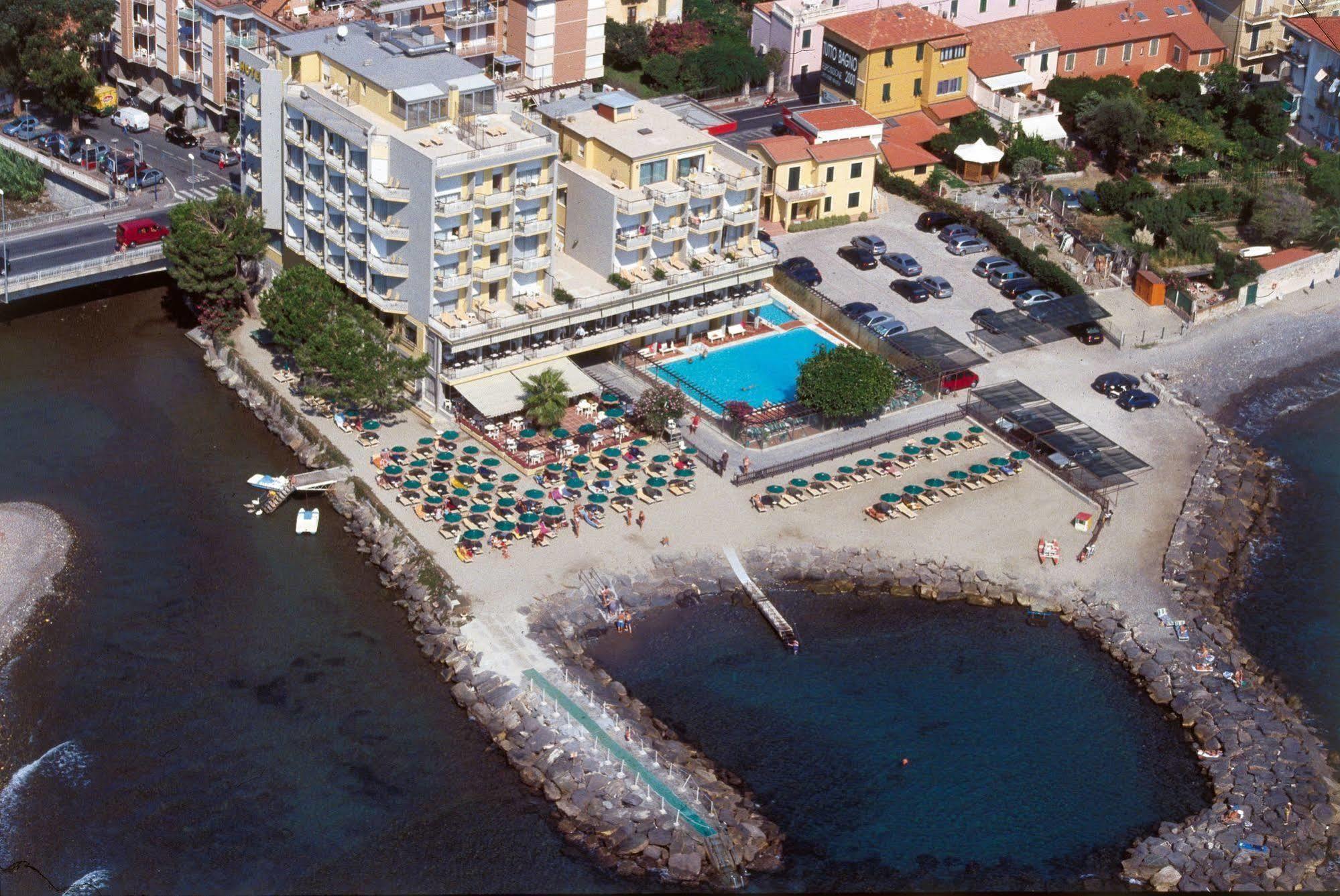 Hotel Bellevue Et Mediterranee Diano Marina Exterior foto
